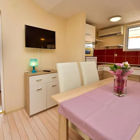 Melandura-9 By Interhome Dinjiška