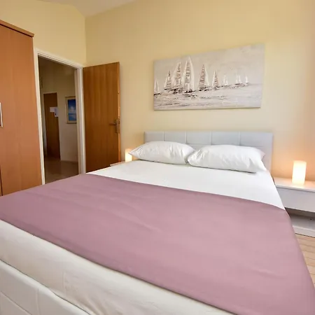 Melandura-9 By Interhome Dinjiška