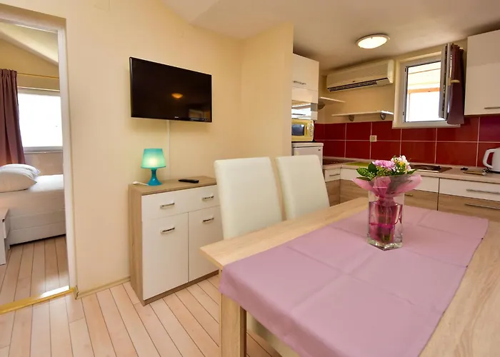 Melandura-9 By Interhome Dinjiška